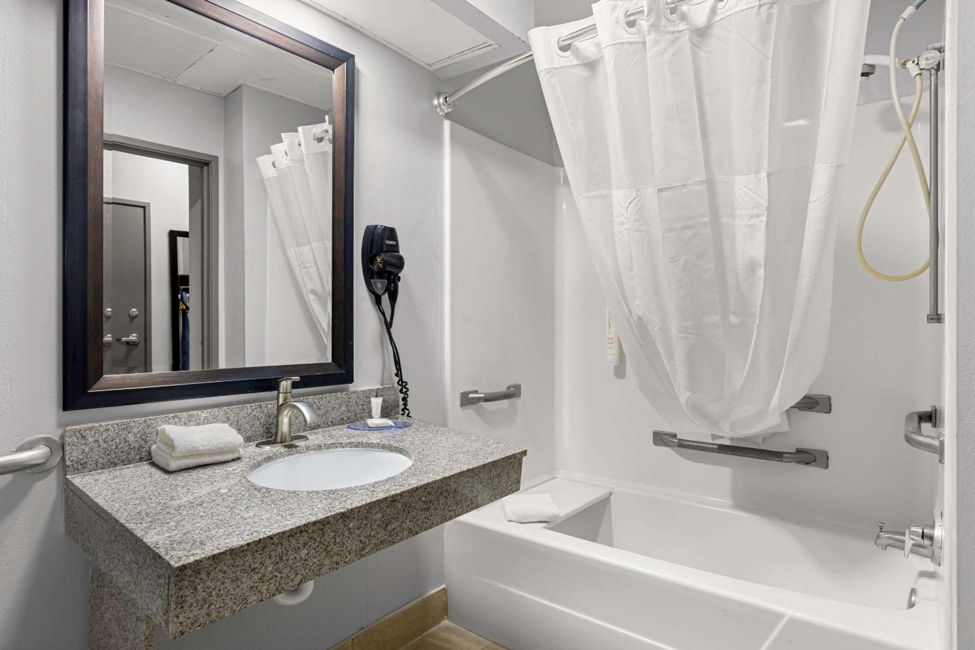 Clarion Pointe Hinesville Near Fort Stewart Exterior photo